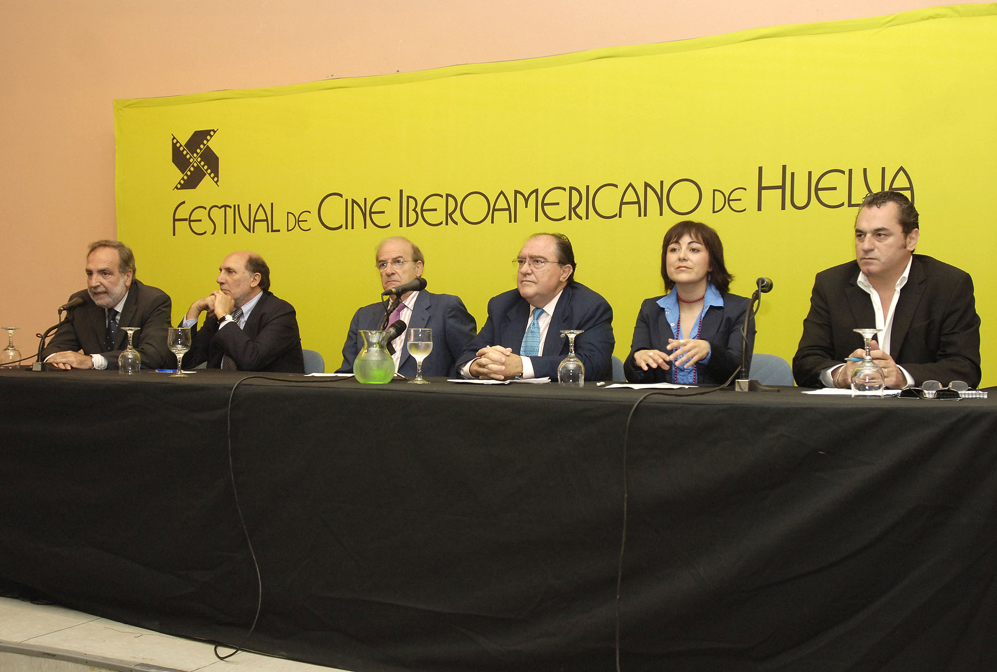 En la imagen, Manuel Bago, Juan Jos� O�a, Pedro Rodr�guez, Juan Manuel D�az Cabrera, Elena Tobar y Eduardo Tr�as.
